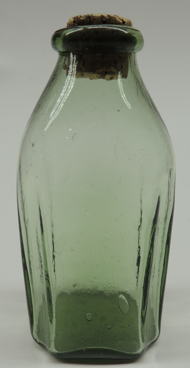 Good Early Colonial Snuff Bottle
